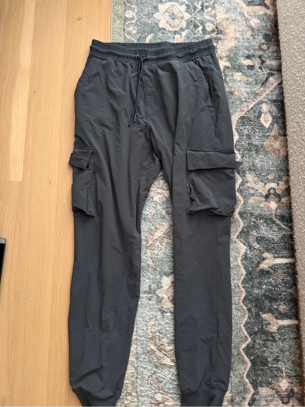 ALO Yoga Men's Charcoal Cargo Joggers